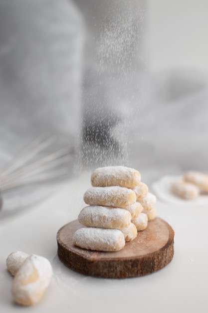 deliziosi biscotti con un bicchiere di latte e condimenti