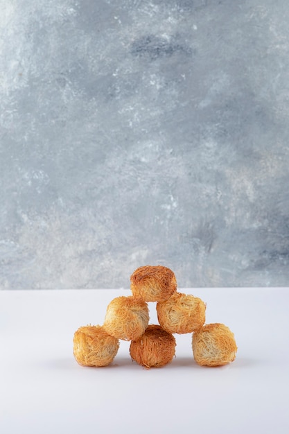 Deliziosi biscotti croccanti fatti in casa su un tavolo bianco.