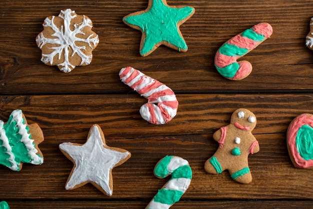 Deliziosi biscotti di Natale fatti in casa su uno sfondo di tavolo in legno, vista dall'alto.