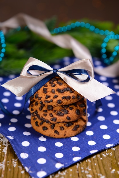 Deliziosi biscotti di Natale in barattolo sul primo piano del tavolo