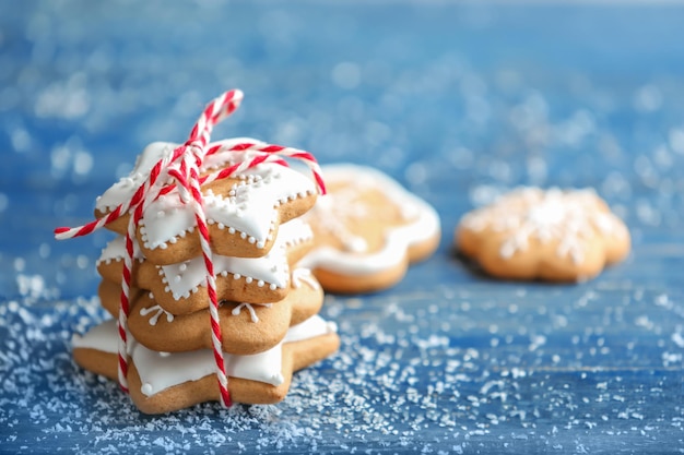 Deliziosi biscotti di Natale su fondo in legno