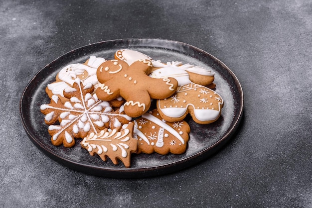 Deliziosi biscotti di pan di zenzero con miele, zenzero e cannella