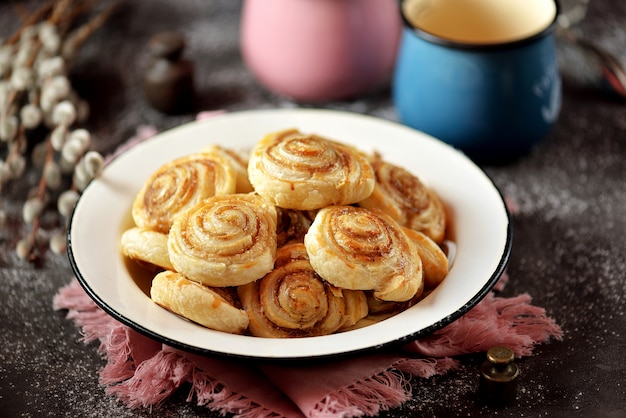 Deliziosi biscotti di pasta sfoglia fatti in casa con zucchero e cannella