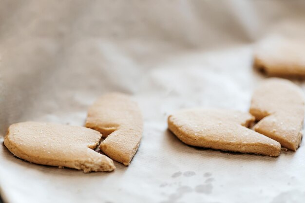 Deliziosi biscotti fatti in casa a forma di cuori spezzati Regalo o confetteria per San Valentino Primo piano