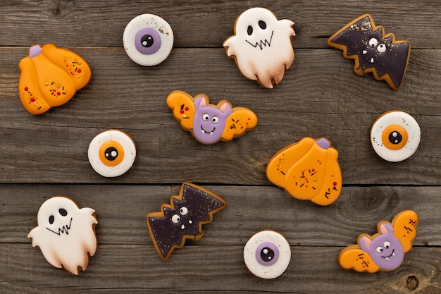 Deliziosi biscotti fatti in casa di Halloween di varie forme su un vecchio tavolo di legno