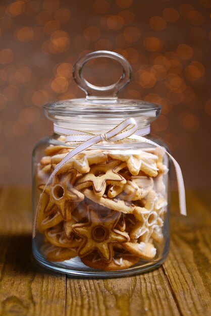 Deliziosi biscotti in barattolo sul tavolo