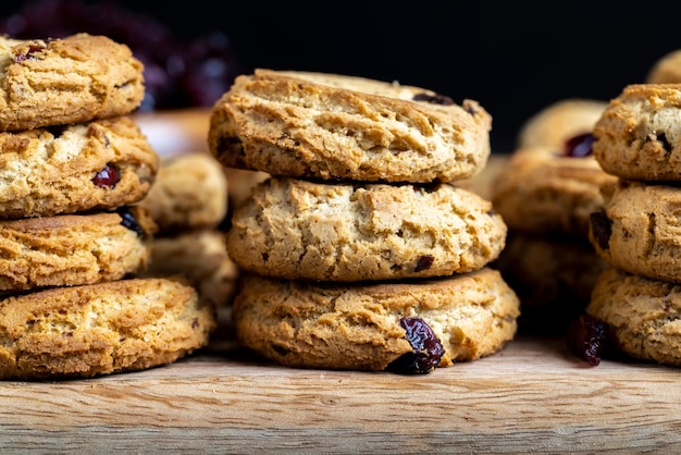 Deliziosi biscotti secchi fatti di farina di alta qualità con mirtilli rossi secchi sul tavolo