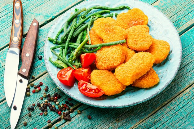 Deliziosi bocconcini di pollo con fagiolo dall'occhio e pomodoro