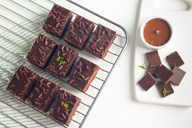 Deliziosi brownies al cioccolato con menta su sfondo bianco Concetto di torta dolce