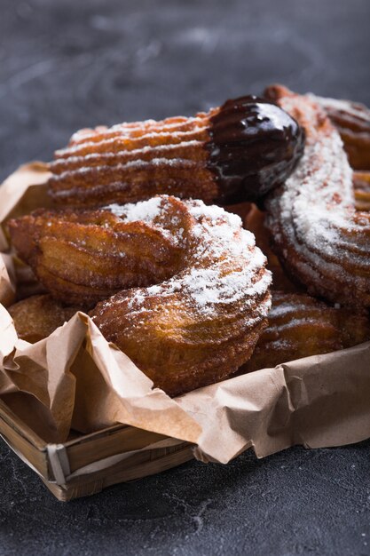 Deliziosi churros in padella fritti e spolverati con zucchero a velo