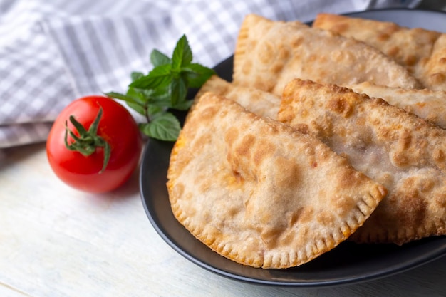 Deliziosi cibi tradizionali turchi, carne macinata in pasticceria salata (nome turco; ci borek o cig borek)