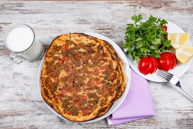 Deliziosi cibi tradizionali turchi; Pizza turca; Lahmacun. Cucina turca.