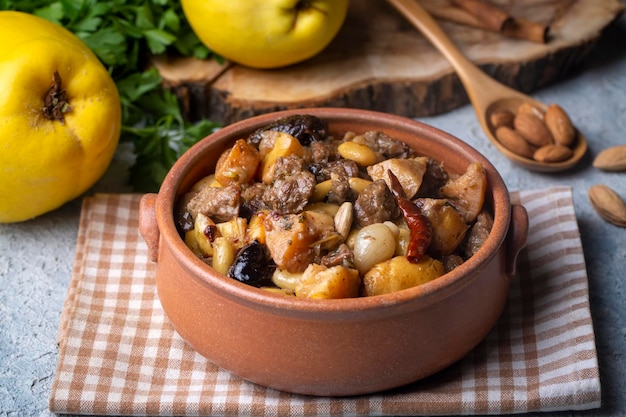 Deliziosi cibi tradizionali turchi; Stufato di agnello mele cotogne e prugne, tandoori di agnello (nome turco; Ayvali - erikli kuzu guvec - kuzu tandir