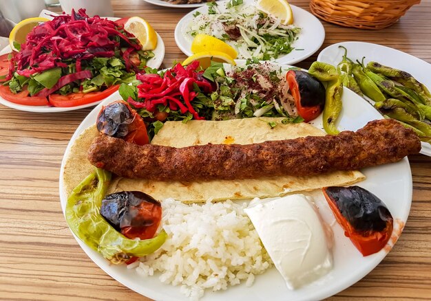 Deliziosi cibi turchi tradizionali; Adana Kebab, Carne alla griglia