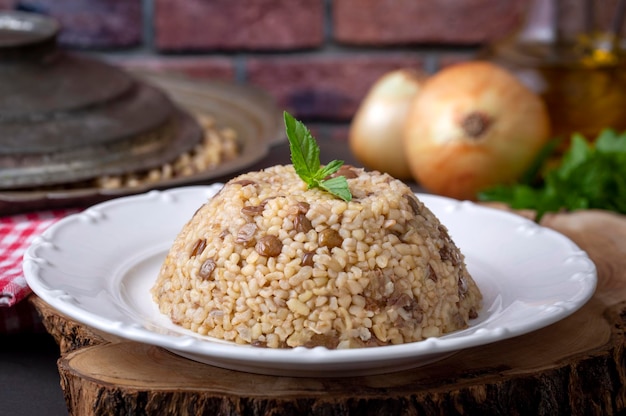 Deliziosi cibi turchi tradizionali bulgur pilaf con lenticchie verdi Nome turco yesil mercimekli bulgur pilavi