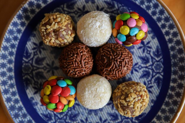 Deliziosi cioccolatini di compleanno per bambini assortiti, brigadeiro, dischetti di cioccolato, croccante alle mandorle, cocco