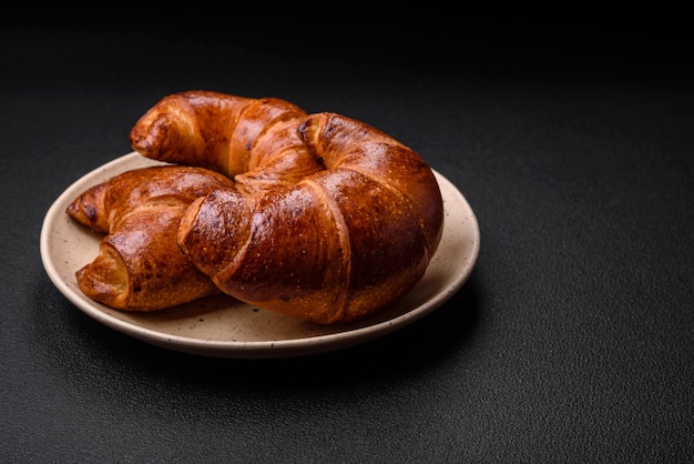 Deliziosi croissant croccanti al forno come elemento di una rinfrescante colazione nutriente