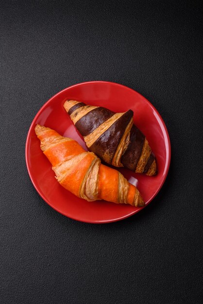 Deliziosi croissant francesi freschi e croccanti con ripieno dolce