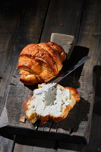 Deliziosi croissant per la colazione. Torte fresche fatte in casa con frutti di bosco, marmellata, crema di formaggio e frutta.