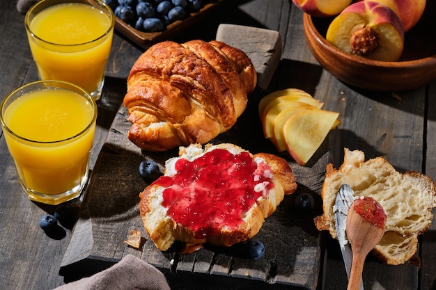 Deliziosi croissant per la colazione. Torte fresche fatte in casa con frutti di bosco, marmellata, crema di formaggio e frutta.