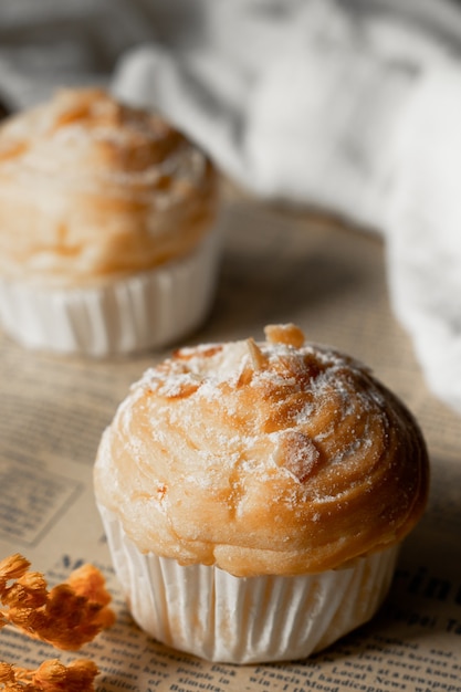 Deliziosi cruffins moderni sono realizzati con croissant a strati a forma di muffin A forma di cupcake. topping alla mandorla.