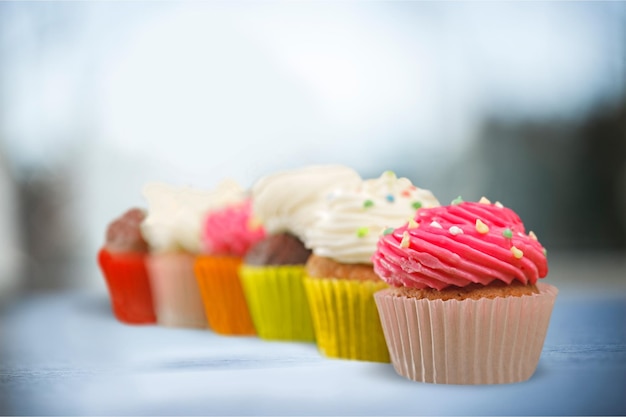 Deliziosi cupcake al forno su un tavolo di legno