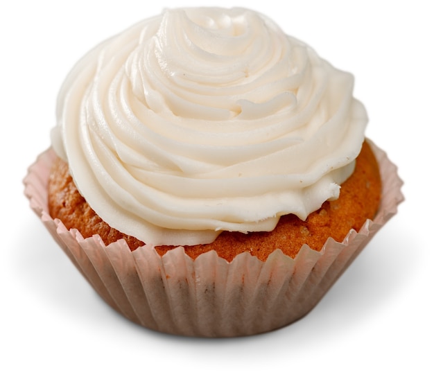 Deliziosi cupcake con crema su sfondo bianco
