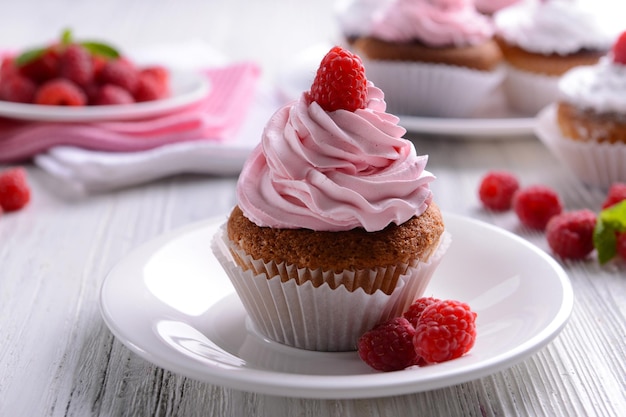 Deliziosi cupcake con frutti di bosco sul tavolo da vicino