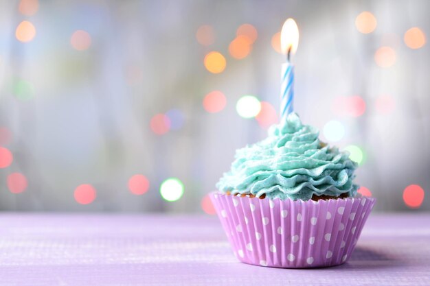 Deliziosi cupcake di compleanno sul tavolo su sfondo chiaro
