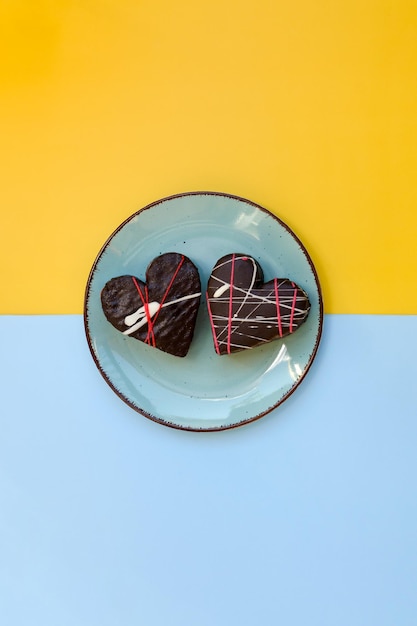 Deliziosi cupcakes a forma di cuore, torte per San Valentino su sfondo blu. Cibo creativo. Amore