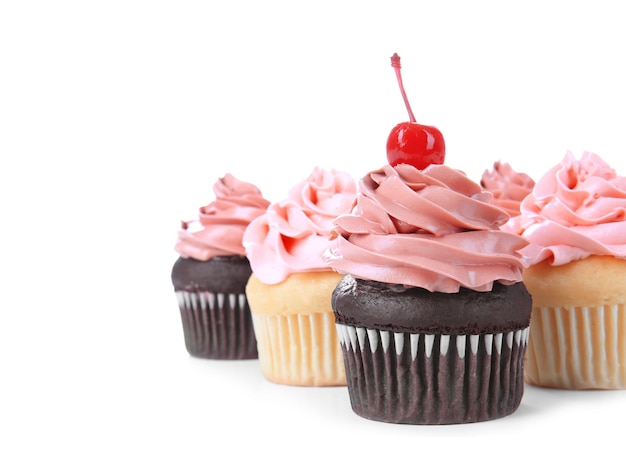 Deliziosi cupcakes al cioccolato e vaniglia su sfondo bianco