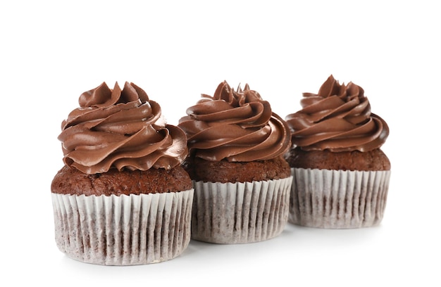 Deliziosi cupcakes al cioccolato su sfondo bianco