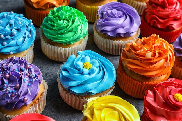 Deliziosi cupcakes colorati sulla tavola