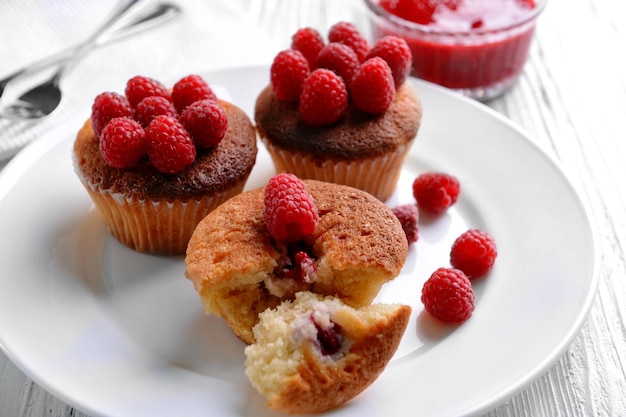 Deliziosi cupcakes con frutti di bosco sulla piastra da vicino