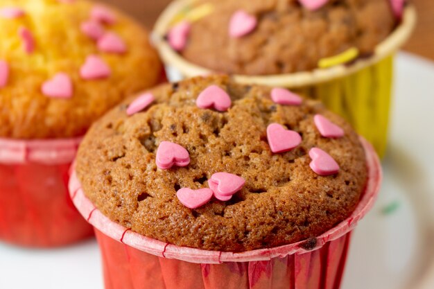 Deliziosi cupcakes con pasticceria a cuore per San Valentino