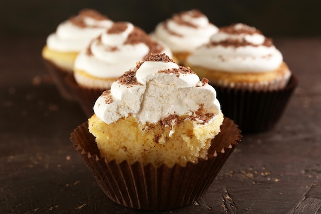 Deliziosi cupcakes sul primo piano della tavola