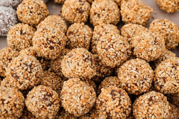 Deliziosi dessert nella bancarella del mercato
