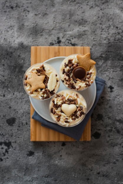 Deliziosi dolci al cioccolato sono in tavola