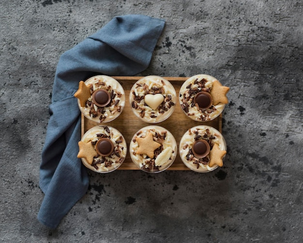 Deliziosi dolci al cioccolato sono in tavola