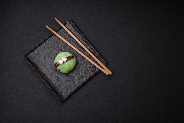 Deliziosi dolci mochi colorati o gelati con pasta di riso e condimenti