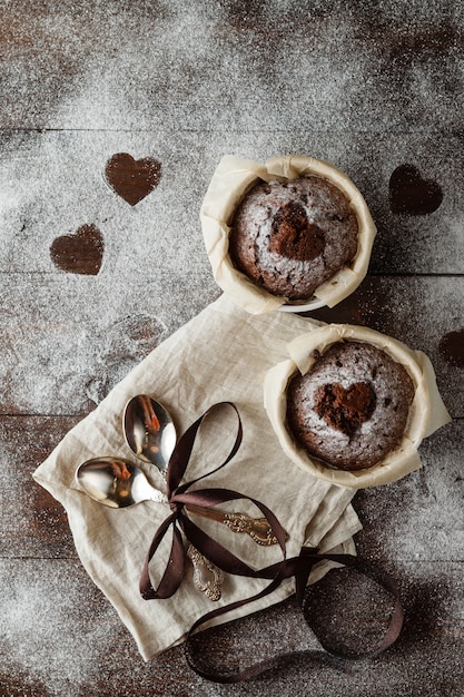 deliziosi dolci natalizi sul contenitore della torta