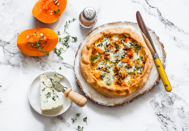 Deliziosi dolci stagionali miele zucca porro gorgonzola quiche su sfondo chiaro vista dall'alto