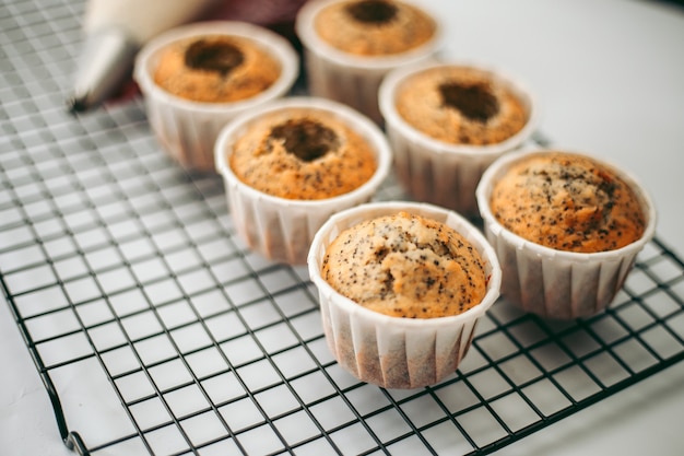 Deliziosi e appetitosi muffin appena sfornati in cucina da vicino