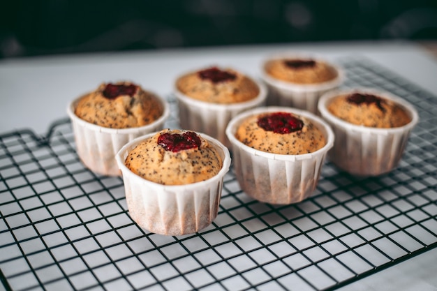 Deliziosi e appetitosi muffin appena sfornati in cucina da vicino