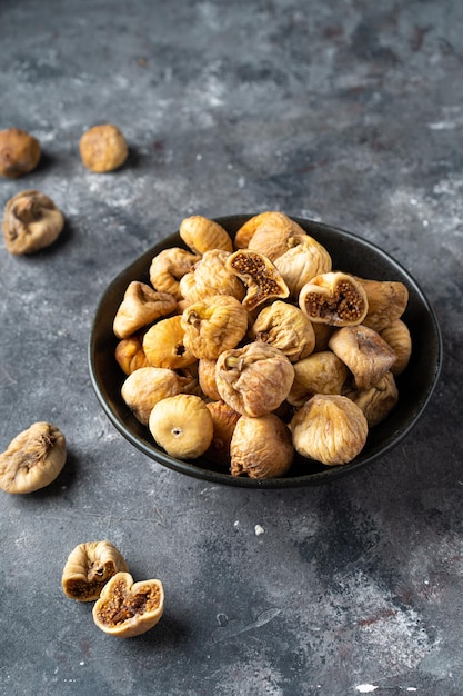 Deliziosi fichi secchi in una ciotola di cibo sano