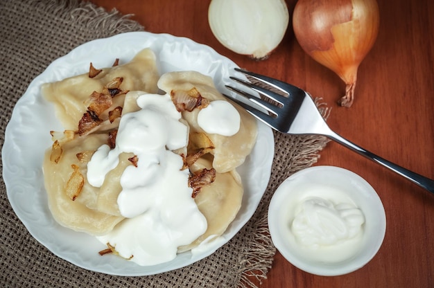 Deliziosi gnocchi (varenyky ucraino) con panna acida