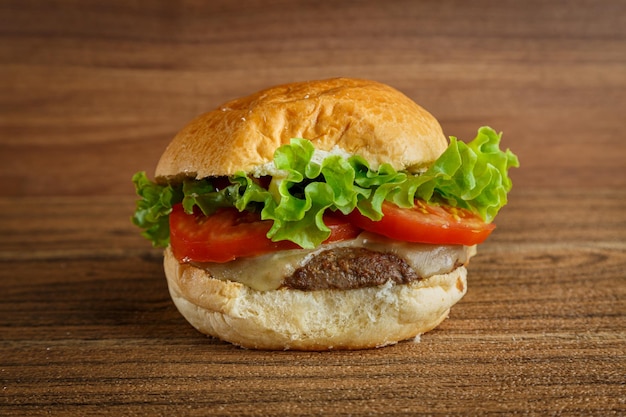 Deliziosi hamburger su fondo in legno Hamburger con carne di lattuga pomodoro e formaggio