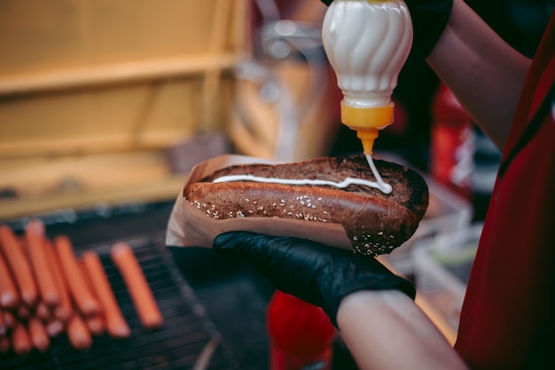 Deliziosi hot dog freschi alla griglia