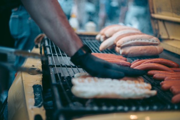 Deliziosi hot dog freschi alla griglia