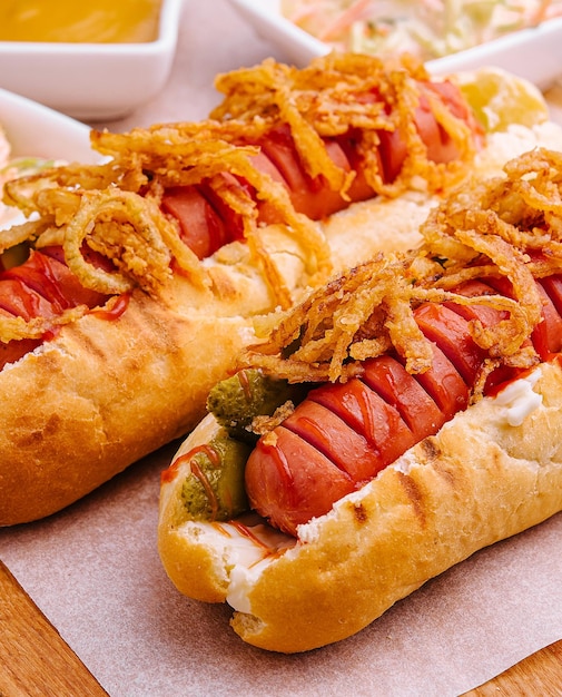 Deliziosi Hot Dog Gourmet Alla Griglia Con Senape Sottaceti Cipolla
